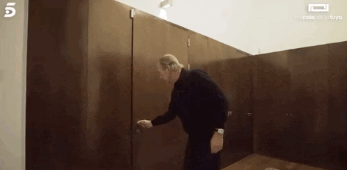Y aunque habían quedado para cenar se sorprendió bastante cuando se lo encontró en la puerta de su casa.