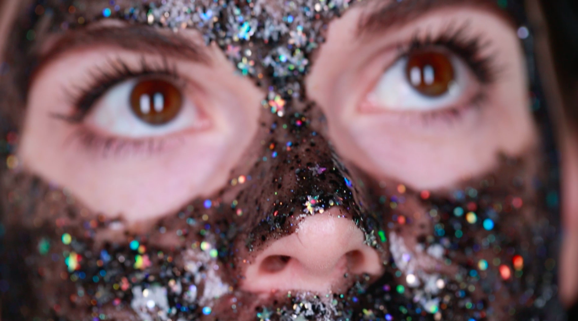 women-put-on-glamglow-s-glitter-mask-and-it-was-everything-they-hoped