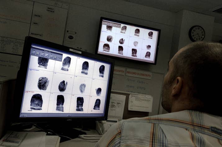 Dentro do centro de verificação de antecedentes do FBI.
