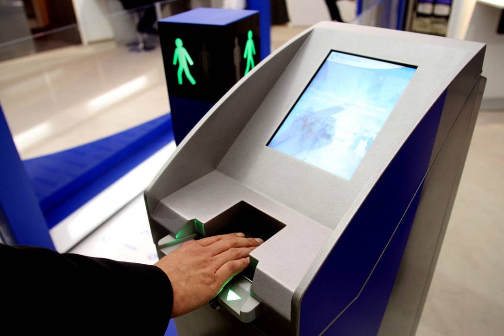 A Sagem demonstrou um novo passaporte biométrico em 2007.