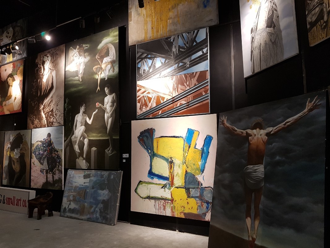 While you're in an artistic mood, why not make it a point to go to the art galleries at the mall? You can find breathtaking art there as well. This gallery at the new Podium mall in Pasig, for example, displays giant paintings that are too beautiful to ignore. It's worth a visit.