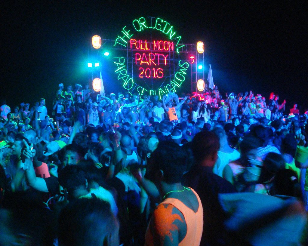 Any party lover visiting Koh Phangan should make it a point to join the lively full moon parties. At these carefree and laidback events everyone, tourists as well as locals, get into the festive mood.