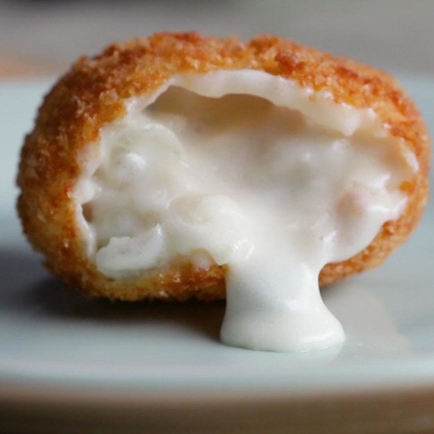 揚げたてをどうぞ チキンクリームコロッケ