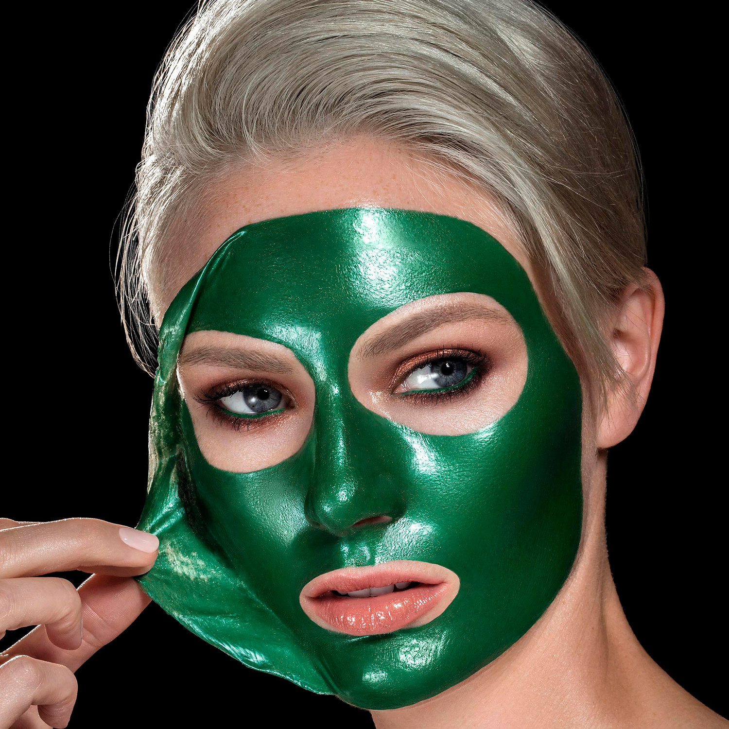 Зеленеет какое лицо. Зеленая маска. Масло для лица зеленое. Девушка с зеленой маской на лице. Маска для лица.