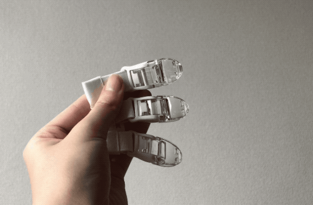ふとんのズレ落ちを防いでくれるこちらのアイテム。長さの違う3本のゴムバンドに透明のクリップがついています。
