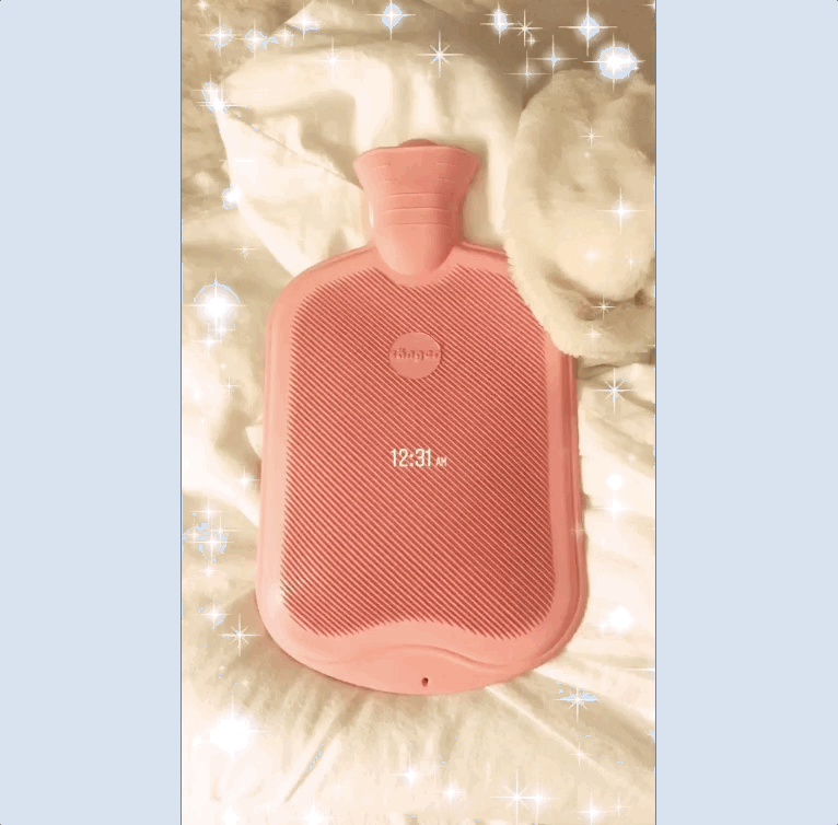 Mon appartement est glacial, et récemment, j'ai eu tellement froid* que j'ai pris une bouillotte avec moi au lit. Je me suis blottie contre au moment de dormir, et ça m'a vraiment aidé. Ça m'a autant tenu chaud que de dormir avec mon chien, sauf qu'une bouillotte, ça ne vous réveille pas en gigotant à 3 heures du matin. Et ça coûte bien moins cher qu'une couverture électrique. Vous pouvez en acheter une ici, pour 12,99 euros. *Conseil bonus : parlez-en à votre propriétaire !!! Après avoir gelé l'hiver dernier et pendant la plus grande partie du mois de décembre, j'en ai enfin parlé à mon propriétaire. Il s'est avéré que ma chambre était à 13 degrés (pour des raisons *faciles à résoudre*) et il a été (à raison) choqué que je n'en aie pas parlé plus tôt.