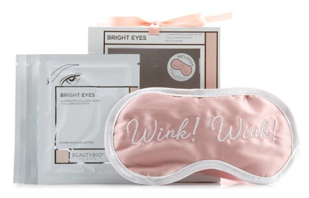 A relaxing set with a soft AF eye mask and illuminating collagen eye patches to get gorgeous and rested eyes.
