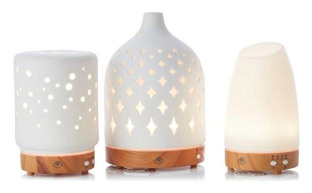 A gorgeous and sophisticated aromatherapy diffuser designed with a built-in timer and automatic shut-off. Just add water and the essential oil of your choice to have a wonderfully relaxing and fragrant room.