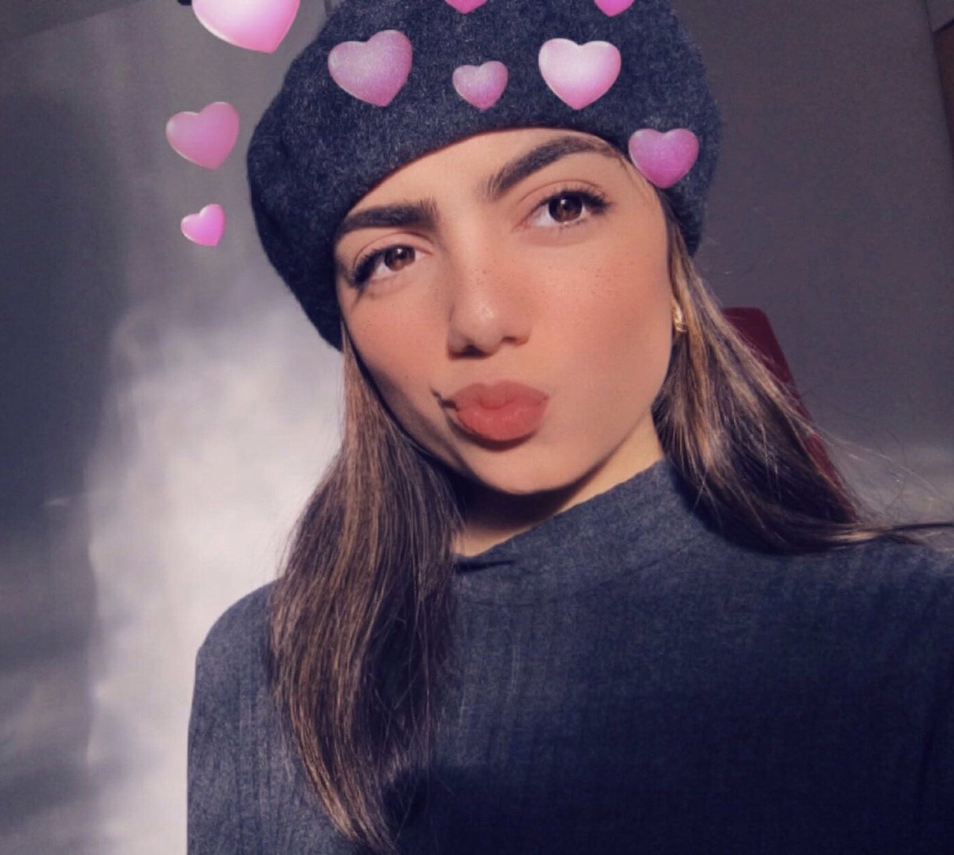 She do love arts. She started studying design at Parsons School of Design of New York in fall 2017.