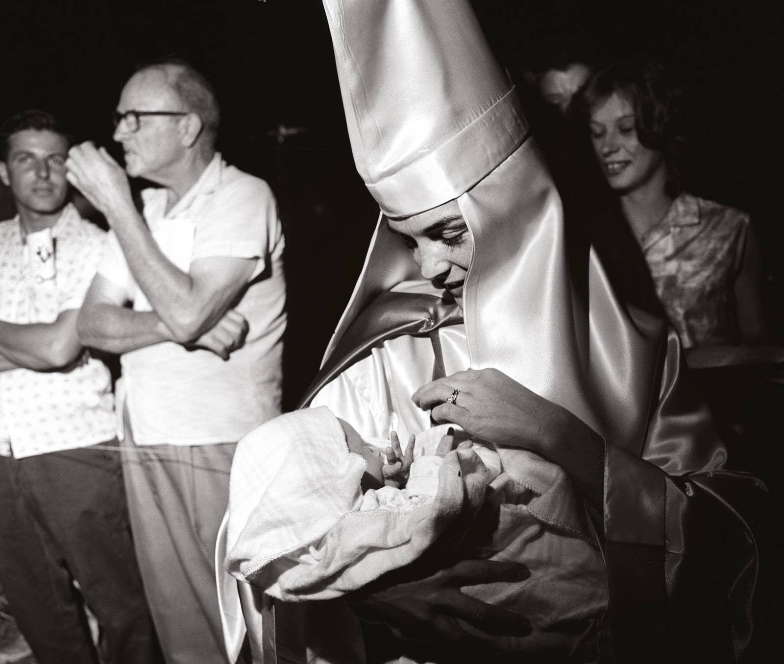 Mulher amamenta bebê durante encontro da Ku Klux Klan, na Carolina do Sul, 1965.