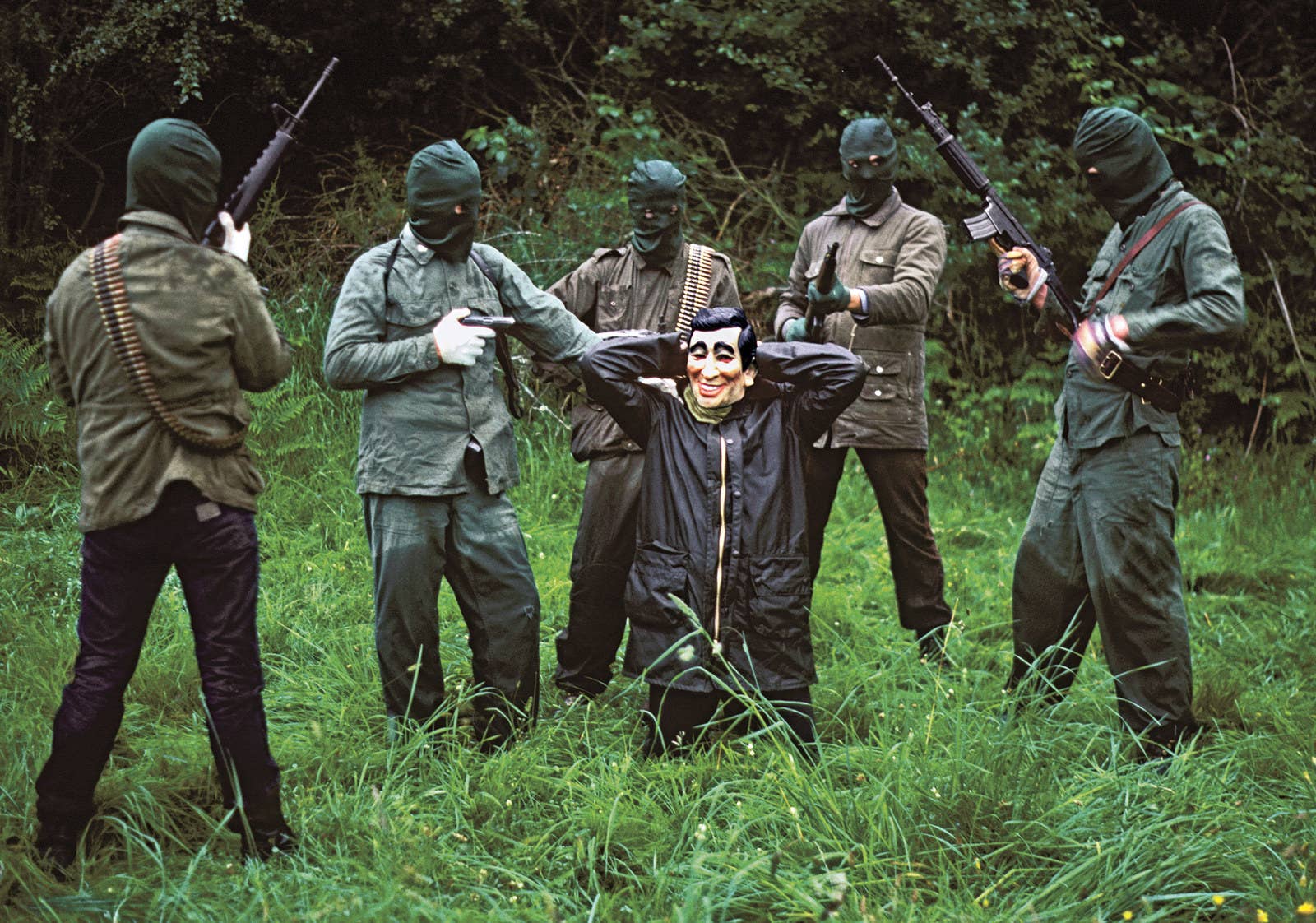 Soldados do IRA (Exército Republicano Irlandês), em 1985.