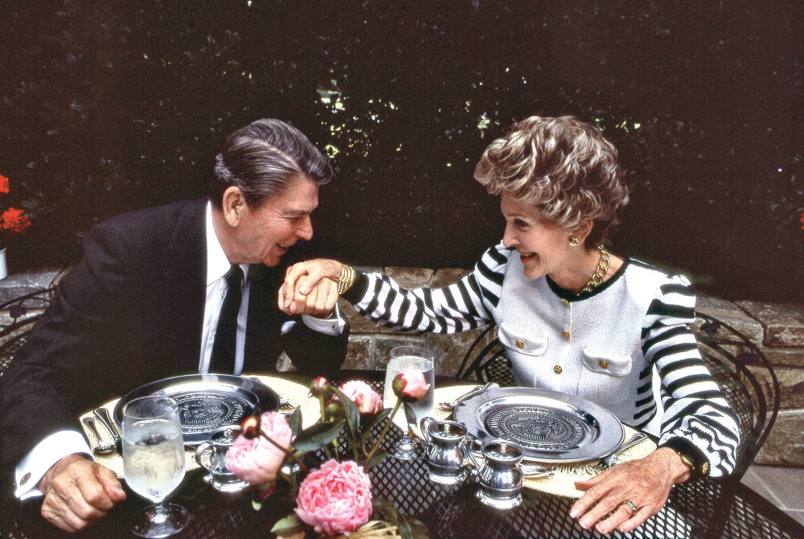 Ronald Reagan e a então primeira-dama, Nancy Reagan, na Casa Branca, em 1986.