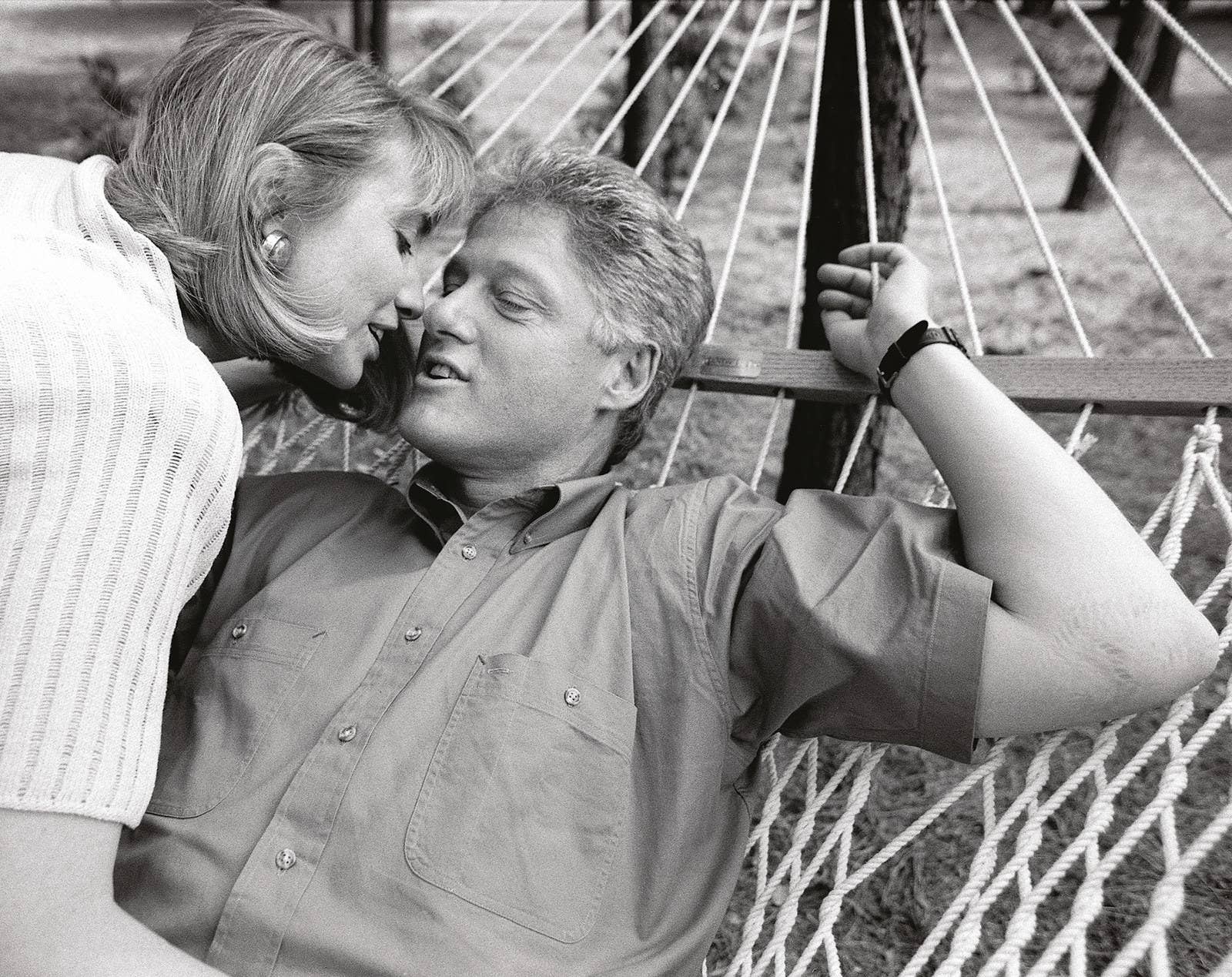 Bill e Hillary Clinton se beijam no palácio do governador, em Little Rock, Arkansas, 1992.