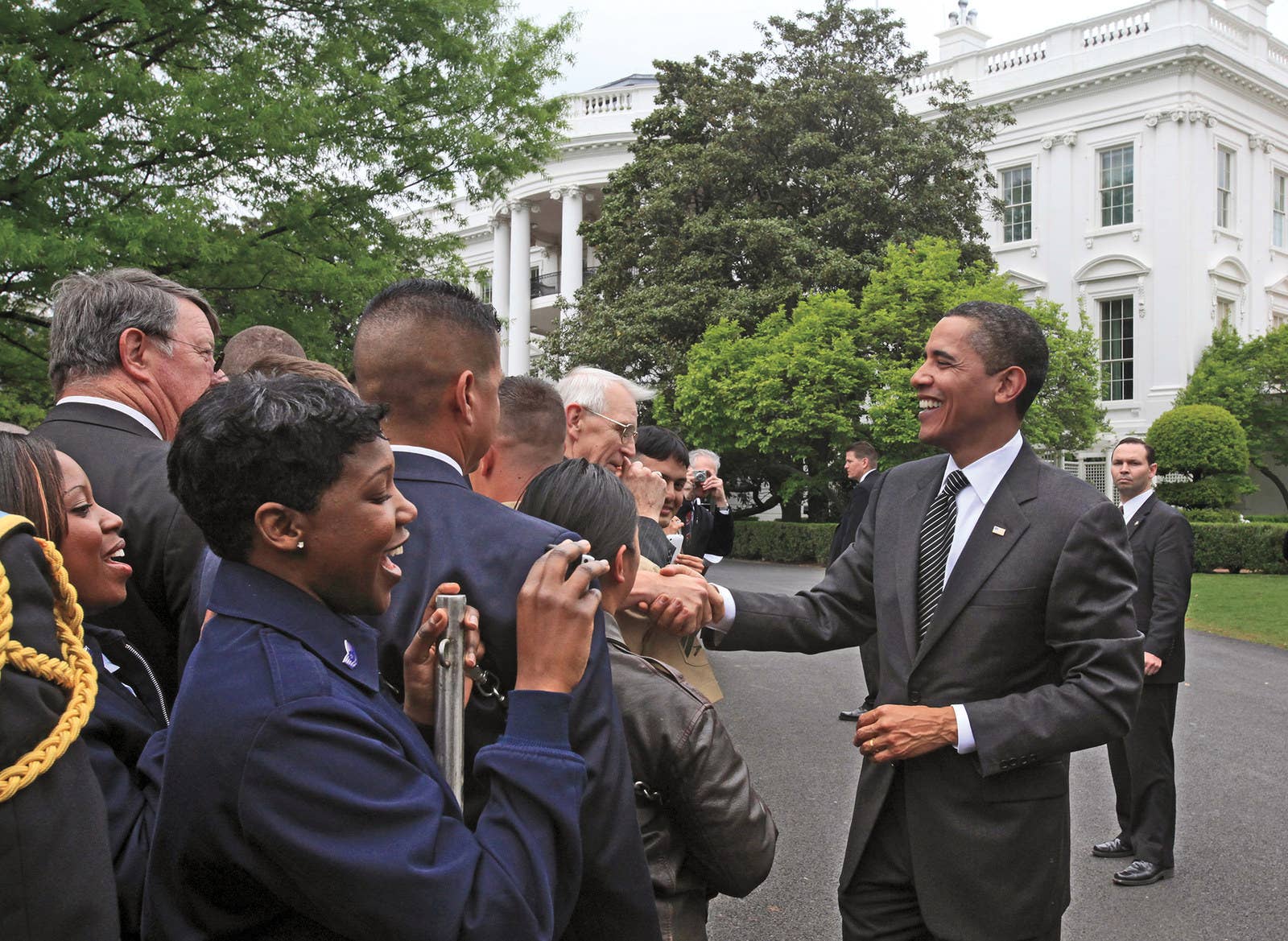 Barack Obama cumprimenta visitantes da Casa Branca, em 2009.