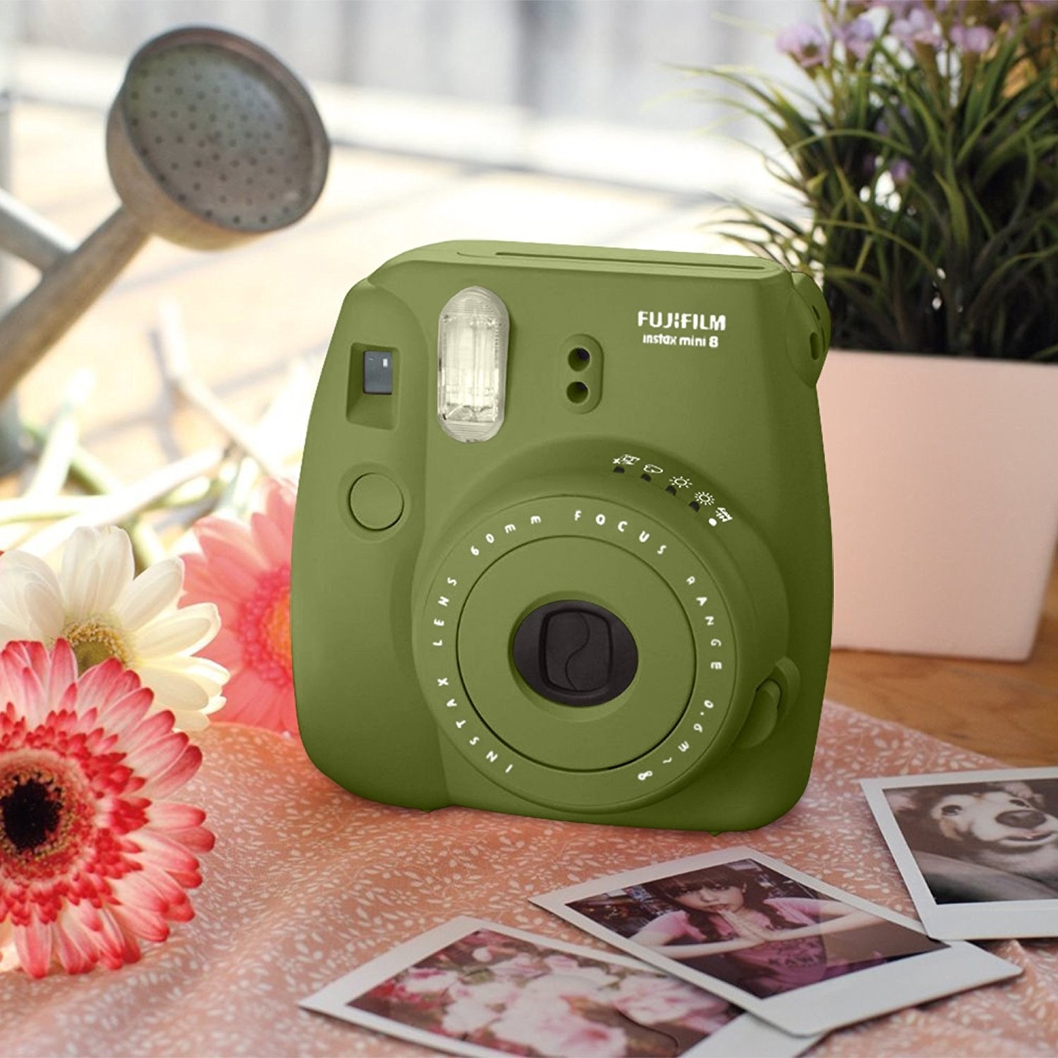 Instax mini 12. Фотоаппарат Instax хаки. Полароид 11. Подросток с фотоаппаратом. Фотоаппарат для подростков.