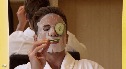 "Eu tomo chá, tomo banho, acendo uma vela aromática e faço as unhas do pé e da mão — basicamente, me trato como se estivesse em um spa. Preciso lembrar a mim mesma que mereço me cuidar de vez em quando, principalmente quando a vida está uma merda."— sarahalarid93