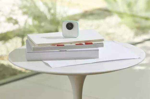 Google introduced Clips, a camera that is ALWAYS ON and automatically takes photos.