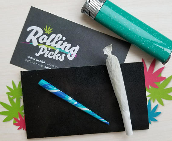 A rolling tool that helps any novice to roll a decent joint.