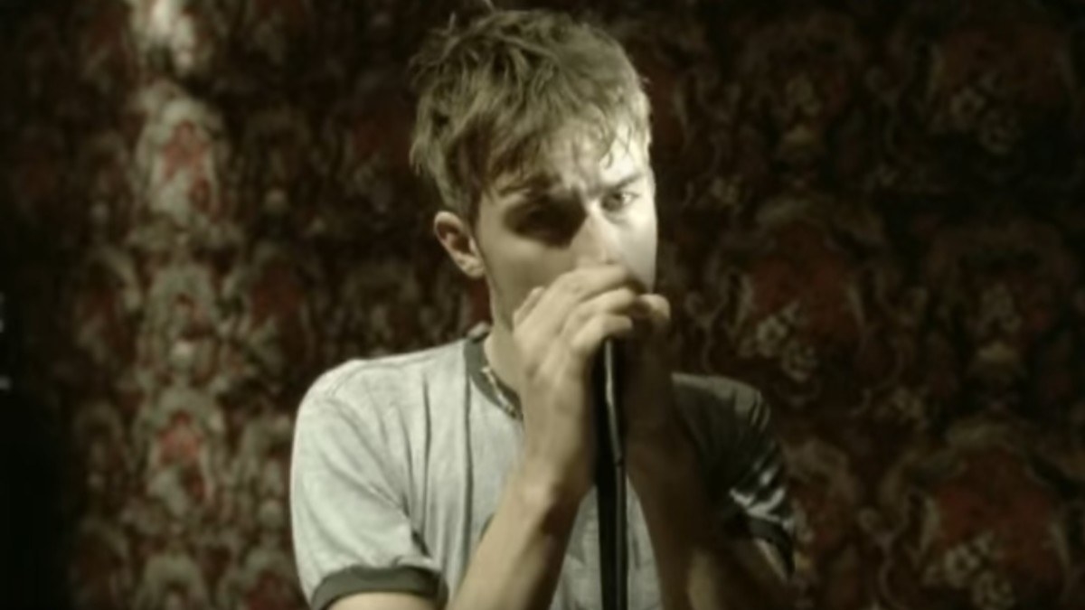 the lead singer from blur singing song 2