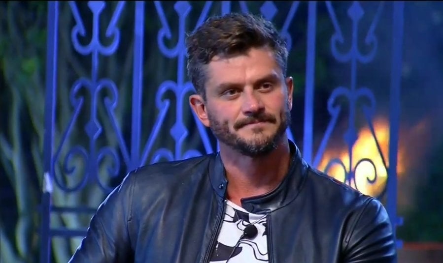 Em 2017, o cirurgião plástico Marcos Harter foi expulso do "Big Brother Brasil" por agredir física e psicologicamente a Emilly Araújo, com quem mantinha um relacionamento amoroso durante o programa. Meses depois, ele foi escalado para participar de outro reality, "A Fazenda". Além disso, o apresentador do programa da TV Record, Roberto Justus, saiu em defesa do ex-BBB e disse que Marcos foi expulso injustamente. Mesmo que Marcos não tenha vencido "A Fazenda", ele ainda ficou em segundo lugar e ganhou como prêmio um carro zero.