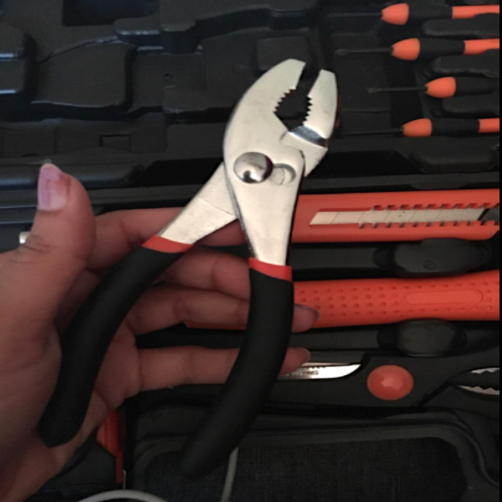 reviewer holding pliers from the set