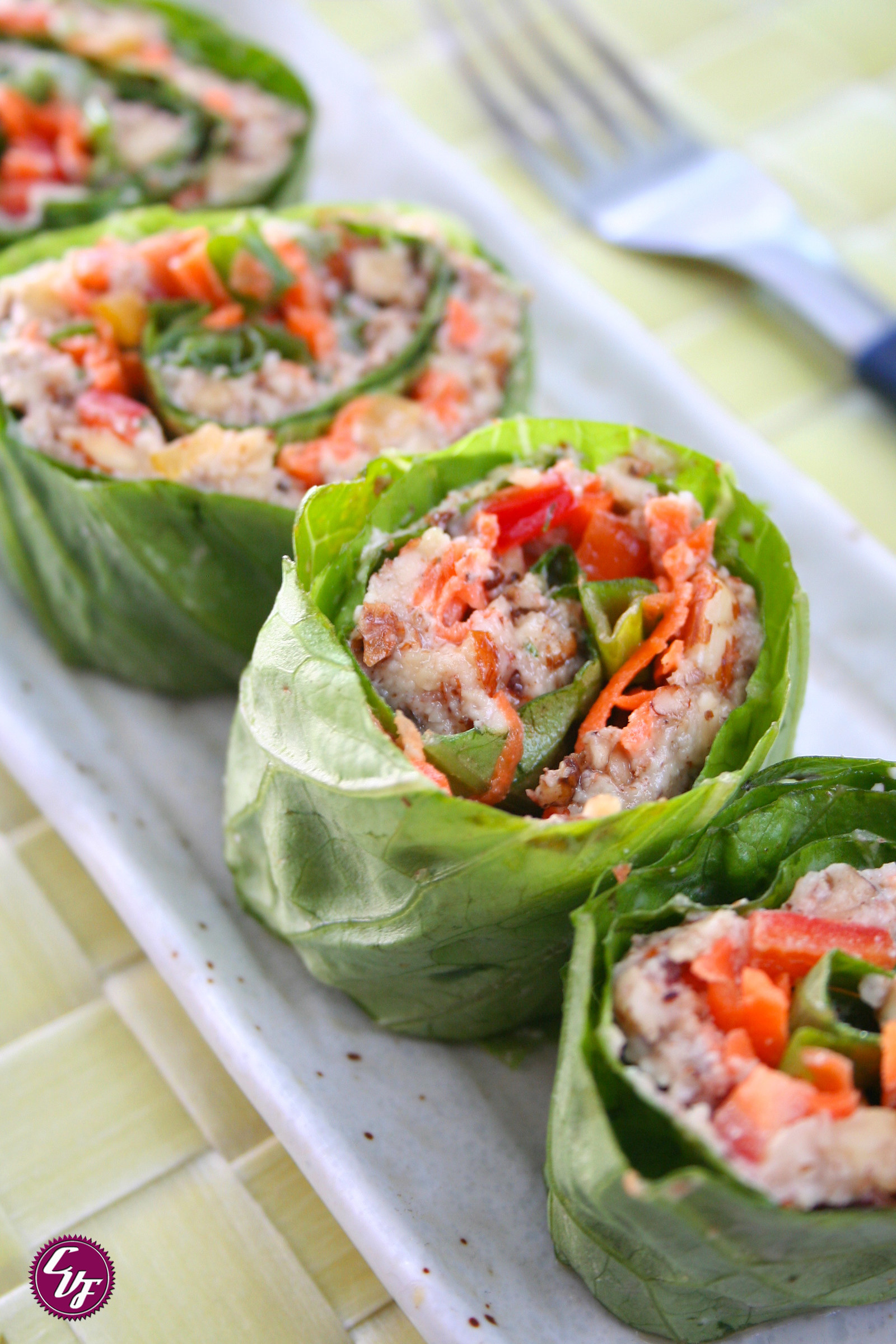 Esta presentación es perfecta para cuando quieras darle un giro a la forma en la que comes ensaladas. La idea es tomar una hoja grande de lechuga y rellenarla con zanahoria, almendras, nueces, cebolla y pimientos, todo esto previamente aderezado con aceite, sal y pimienta al gusto. Aquí tienes la receta.