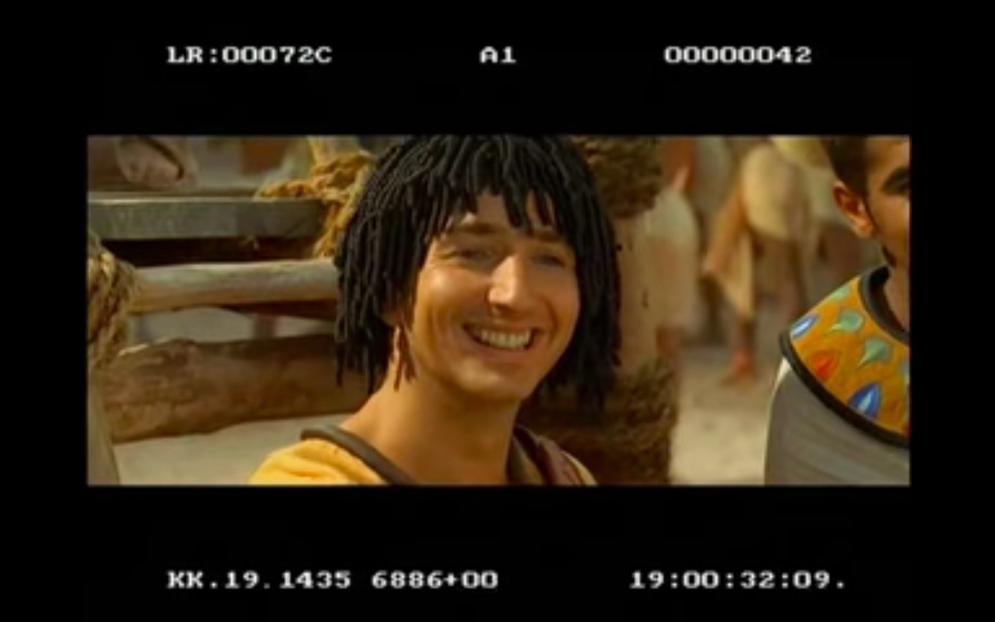 On connaît toutes et tous le monologue d'Otis dans Astérix et Obélix, mission Cléopatre. Certain-e-s le connaissent même par cœur. Mais peut-être ne l'avez-vous jamais entendu en entier. Car oui, cette pure improvisation d'Edouard Baer a été coupée, et est en réalité bien plus longue que celle qui apparaît dans le montage final.