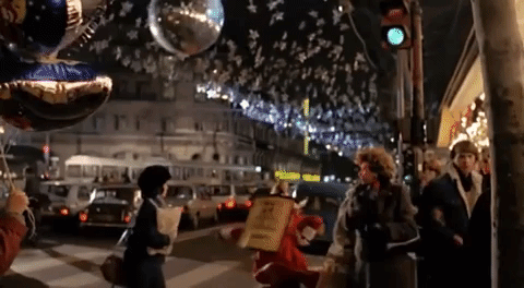 Le tournage de cette séquence près des Galeries Lafayette fut définitivement laborieux puisque Gérard Jugnot a été arrêté par la police, après avoir été repéré par des vigiles du magasins, et a dû payer une amende pour «port illégal de la tenue de Père Noël».Et pour couronner le tout, alors qu'il enlevait sa perruque le temps d'une pause cigarette, une femme s'est approchée de lui et l'a giflé en lui disant : «Monsieur, remettez immédiatement votre perruque, ma petite-fille croit encore au Père Noël.»