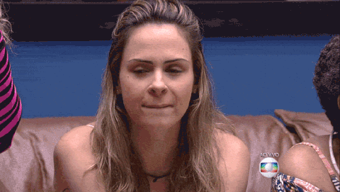 Depois do primeiro contato, a olheira me ligou algumas vezes e deu algumas orientações para seguir no processo seletivo. Ela pediu para eu entrar no site do BBB, me inscrever como se fosse uma candidata comum e passar o meu número de inscrição para ela achar no sistema. Eu respondi mais de 70 perguntas sobre a minha vida. No final, percebi que eles sabiam mais de mim do que eu mesma. As perguntas eram tão profundas que, após as duas horas que gastei respondendo, senti que tinha saído de uma sessão de terapia. Depois disso me chamaram para uma entrevista por Skype que durou apenas 15 minutos. Essa entrevista me deixou muito nervosa, já que mal me deixavam terminar o que estava dizendo. A maior parte das perguntas eram sobre o período em que eu estava na faculdade. Eu tinha me formado um ano antes e devo admitir que foi uma fase bem louca na minha vida. E isso é tudo o que eu posso falar aqui.