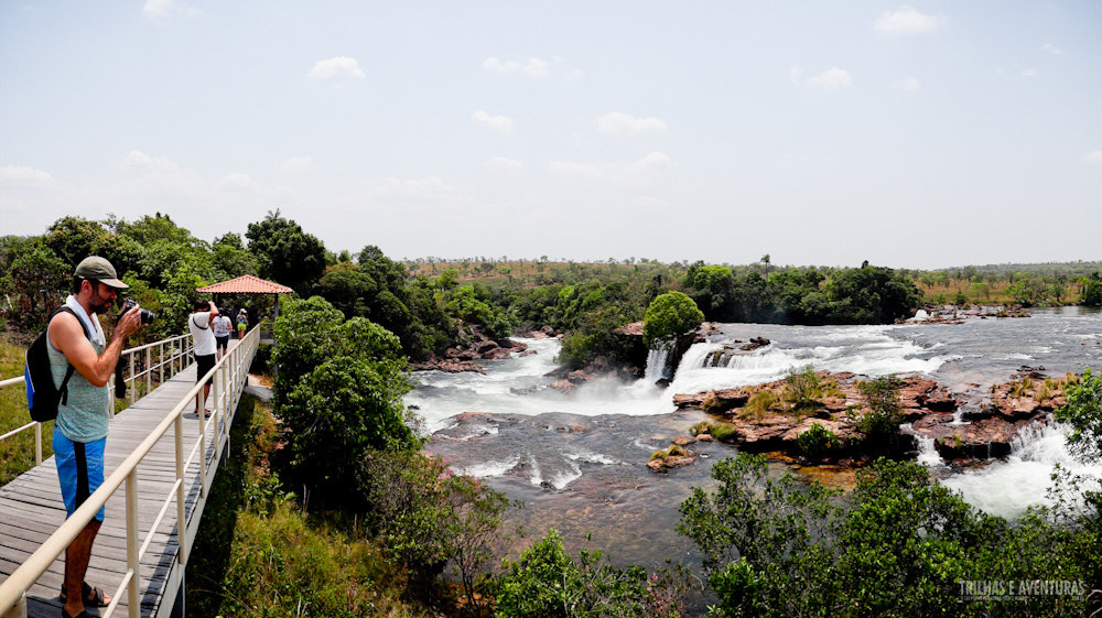 O nome, de acordo com os moradores locais, deve-se a uma mulher que vivia nas proximidades da cachoeira e que amava aquelas águas. Depois que a senhora (já idosa) faleceu, seu espírito apareceu para moradores e pescadores.Localizada no rio Novo, a Cachoeira da Velha é a maior cachoeira do parque e uma de suas maiores atrações. Tem grande volume de água cristalina, com duas quedas em formato de ferradura com cerca de 100 metros de largura e 15 de queda livre.