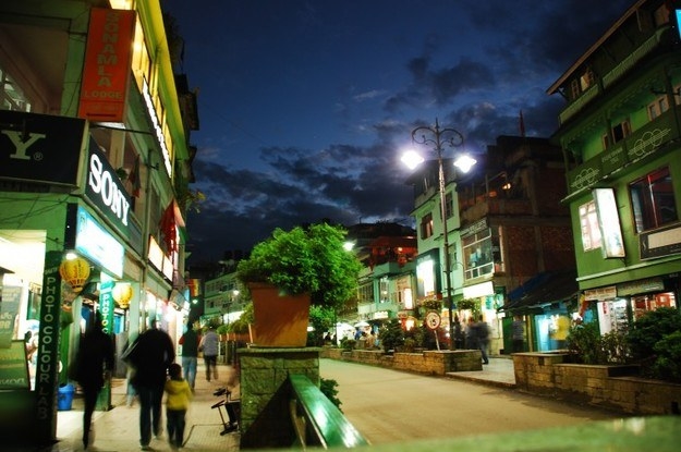 MG Marg is one of the liveliest areas of Gangtok as one can find shoppers arriving here for all their necessities. This is an ideal place to grab some amazing clothes that are directly imported from Bangkok at a cheap price. Since the streets are well-lit and well-maintained, it can be a beautiful place to just sit and chill with your friends in the evening.