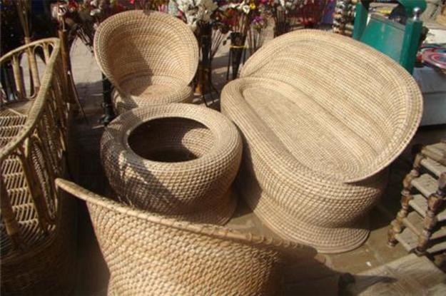 Paona Bazaar or Paona International Market is one of the most popular places to shop in Manipur. Rows of shops sell goods from many South-East Asian countries. Beautiful things like hand-woven shawls, silk saris, bamboo and ivory items, and papier mache products can be found in this bazaar.