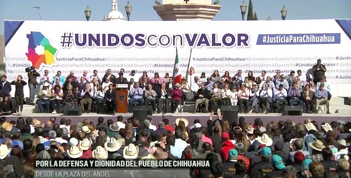 Corral convocó a un evento público en la Plaza de San Ángel, en el centro de Chihuahua, a donde acudieron miles de personas, entre ellos activistas y legisladores federales.