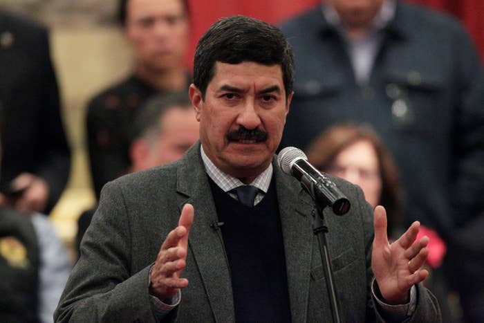 Duarte tiene diversas órdenes de aprehensión en su contra, pero no se han cumplido ni se ha ordenado que sea extraditado.