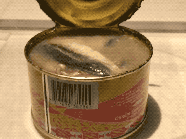 あれ!? くさく....ない? 部屋はくさかったのに、実物は全然です。さっきの臭豆腐よりマシというか、むしろ全然くさくない。どうやら強烈な匂いを嗅ぎ続けた鼻がついに限界に達し、鼻がバカになったようです😂 まじか。くっせーーー!ってリアクションしたかったのに、なんだか消化不良...。人体って不思議です。