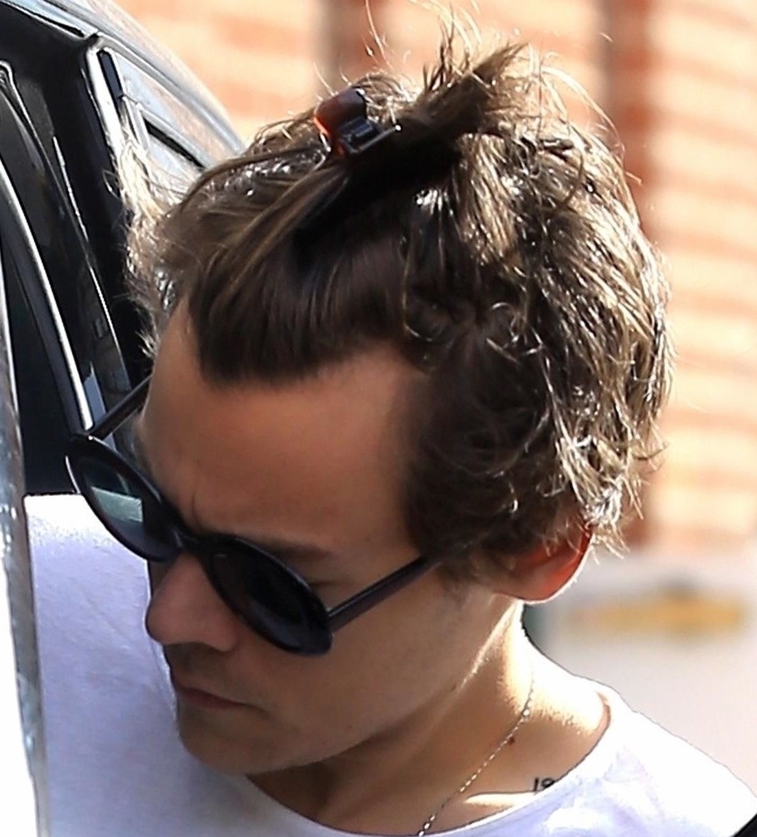 Harry Styles Is Bringin Back The Big Hair Clip Y ALLLLL