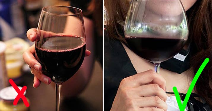 Cómo deberías hacerlo: siempre debes coger la copa de vino por el tallo, independientemente de qué tipo de vino estés tomando. No solo evita que tus preciosas copas de vino se manchen sino que también te ayudará a evitar calentar el vino con las manos.