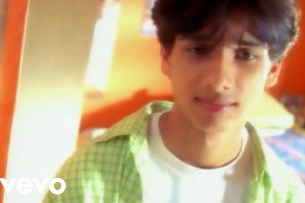 Classic lyric: "Aankhon mein tera hi chehra/ Dhadkan mein teri hi yaadein/ Karti hai, deewana."