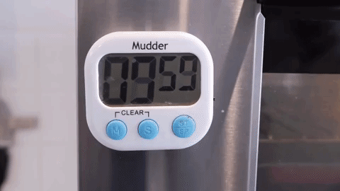 Posez le simplement sur une plaque de cuisson et mettez-le au four à température élevée, et observez comment des morceaux blancs se transforment comme par magie en une crème dorée aux notes de noisettes. Il faudra mélanger de temps en temps pendant la cuisson et il faut s'assurer de bien utiliser du vrai chocolat blanc. Vous trouverez des instructions détaillées ici.