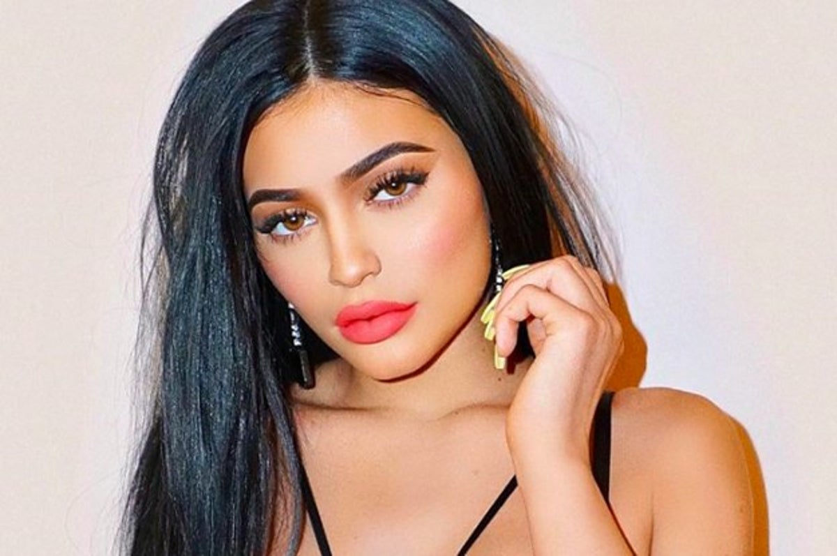 Kylie Jenner Posed For Calvin Klein With Her Stomach Covered And People Are  Losing It