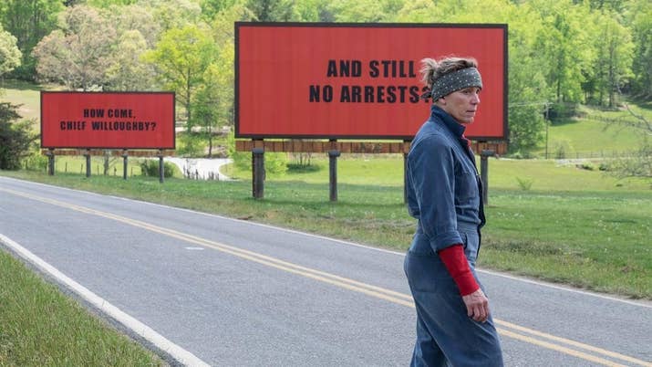 Hace casi 20 años, McDonagh viajaba en autobús por las carreteras de Estados Unidos cuando vio una serie de espectaculares denunciando un crimen sin resolver. Ahí surgió la idea para el guión de la película.