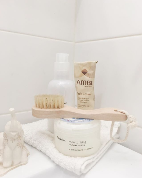 Ambi Fade Cream contains 2% hydroquinone, which stops skin from discoloring.
