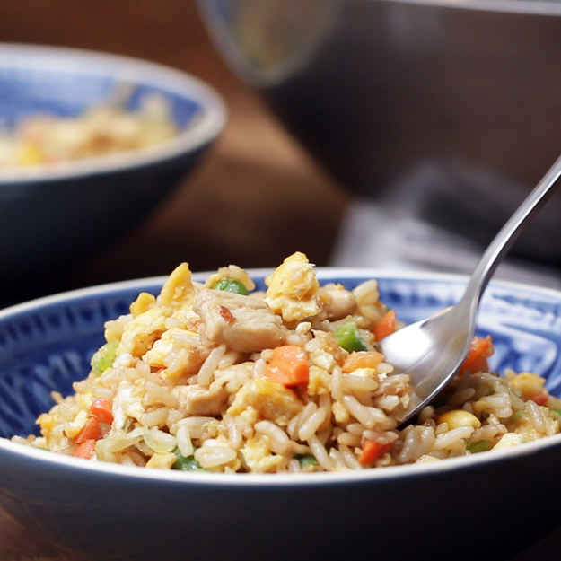 Porções: 2Você vai precisar de:100 ml (1/2 xícara) de óleo4 ovos1 pitada de sal200 g (7 oz) de peito de frango picado400 g (1 3/4 xícara) de arroz cozido150 g (5 oz) de legumes variados picados50 ml (1/4 xícara) de molho de soja light30 g (1 oz) de cebolinha picadinhaModo de preparo:1. Bata os ovos e frite em um tacho quente com uma pitada de sal. Assim que estiverem fritos, retire os ovos do tacho e separe.2. Aqueça bem o tacho e despeje o óleo.3. Coloque o peito de frango e frite até começar a dourar.4. Acrescente o arroz e deixe fritar até o arroz começar a dourar.5. Acrescente os vegetais e frite bem.6. Despeje o molho de soja e mexa.7. Acrescente os ovos e quebre ele em pedaços.8. Salpique a cebolinha e sirva.9. Bom apetite!