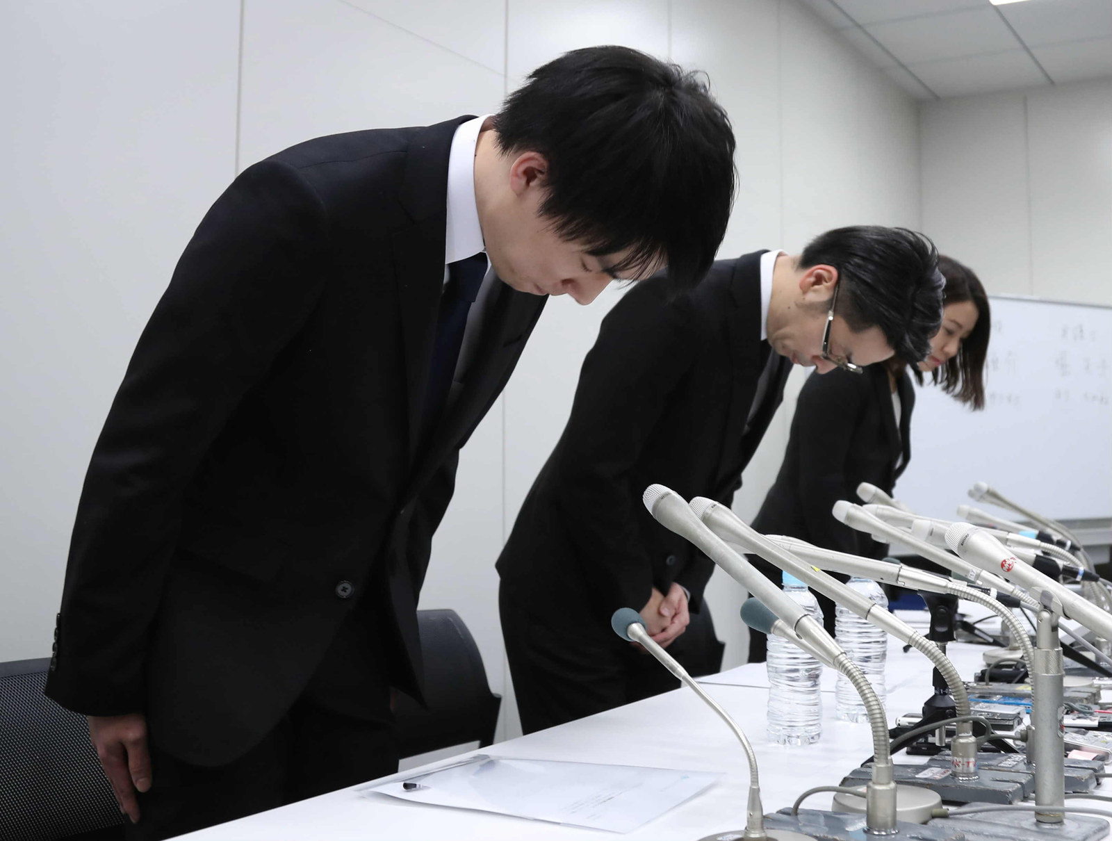 ▲記者会見で謝罪するコインチェック社の和田晃一良社長ら