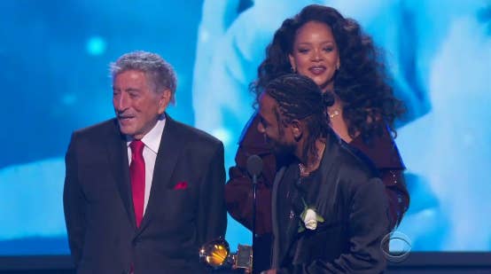 Tony Bennett yang tak kunjung menyingkir saat Rihanna berbicara di atas panggung