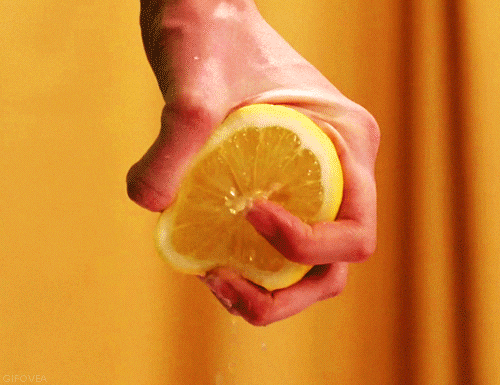 O caliéntalos en el microondas de 10 a 15 segundos. Ambos métodos harán que los limones se ablanden y sea más fácil extraerles el jugo.