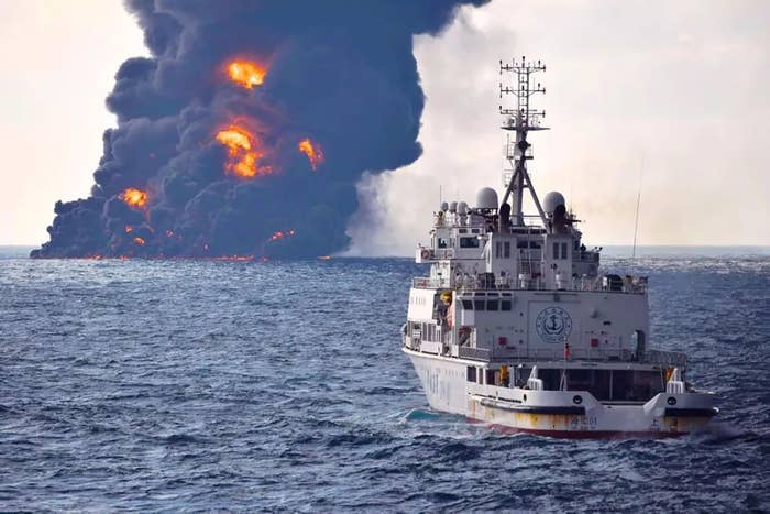 タンカーが日本の排他的経済水域に沈没 油流出の影響は