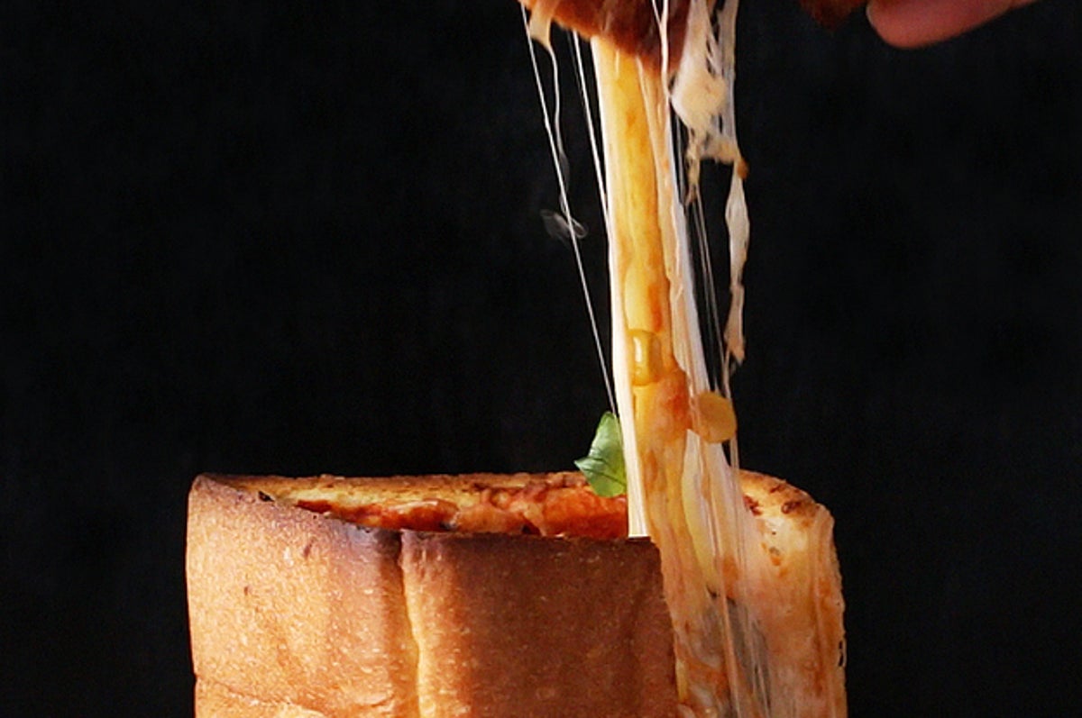 チーズがのび る 食パンでシカゴ風ピザ