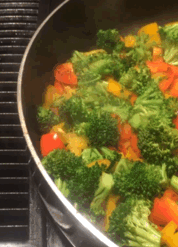 Si no disponen de suficiente superficie caliente, las verduras terminaran cocidas en lugar de salteadas.
