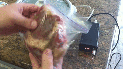 La cuisson sous vide a fait une percée dans nos habitudes culinaires l'année passée, mais acheter l'équipement nécessaire n'est pas toujours abordable. Pour contourner le problème, certaines personnes ont modifié leur autocuiseur. La procédure demande un peu de travail, mais c'est bien moins cher que d'acheter une vraie machine (et si vous n'êtes pas à cheval sur la précision de votre cuisson, vous pouvez aussi utiliser votre cuiseur lent sans même le modifier). Trouvez toutes les instructions ici.